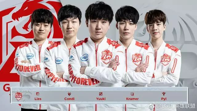 拉着横幅拍 拉着横幅拍